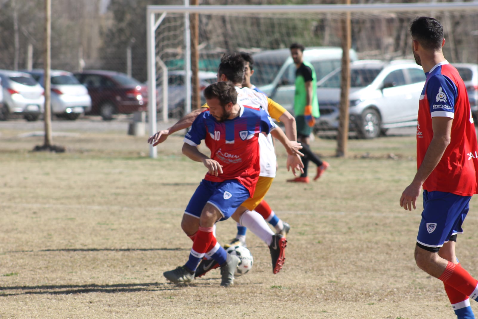 Mostri Juampi Orellano en plena disputa del balón